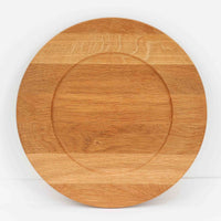 デンマークのDe Danske Mejeriers Maskinfabrik（DDMM）による、オーク材（ナラ材）のディナープレートです。すっきりとしたフォルムと木目の美しさが魅力で、ディスプレイトレイやサービスプレートとしても幅広くお使いいただけます。天然木ならではの温かみがあり、北欧らしい上質な雰囲気を感じられるアイテムです。