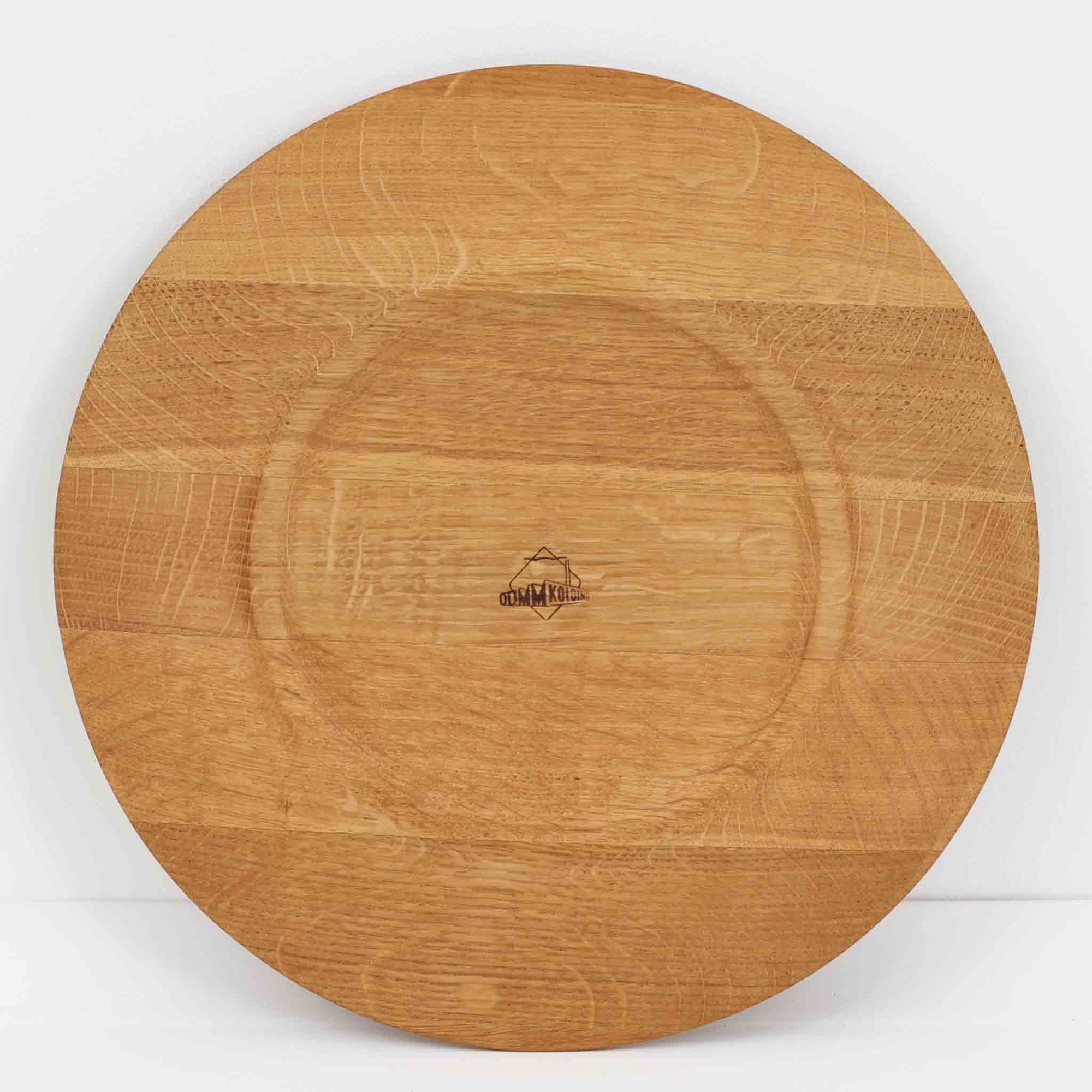 デンマークのDe Danske Mejeriers Maskinfabrik（DDMM）による、オーク材（ナラ材）のディナープレートです。すっきりとしたフォルムと木目の美しさが魅力で、ディスプレイトレイやサービスプレートとしても幅広くお使いいただけます。天然木ならではの温かみがあり、北欧らしい上質な雰囲気を感じられるアイテムです。