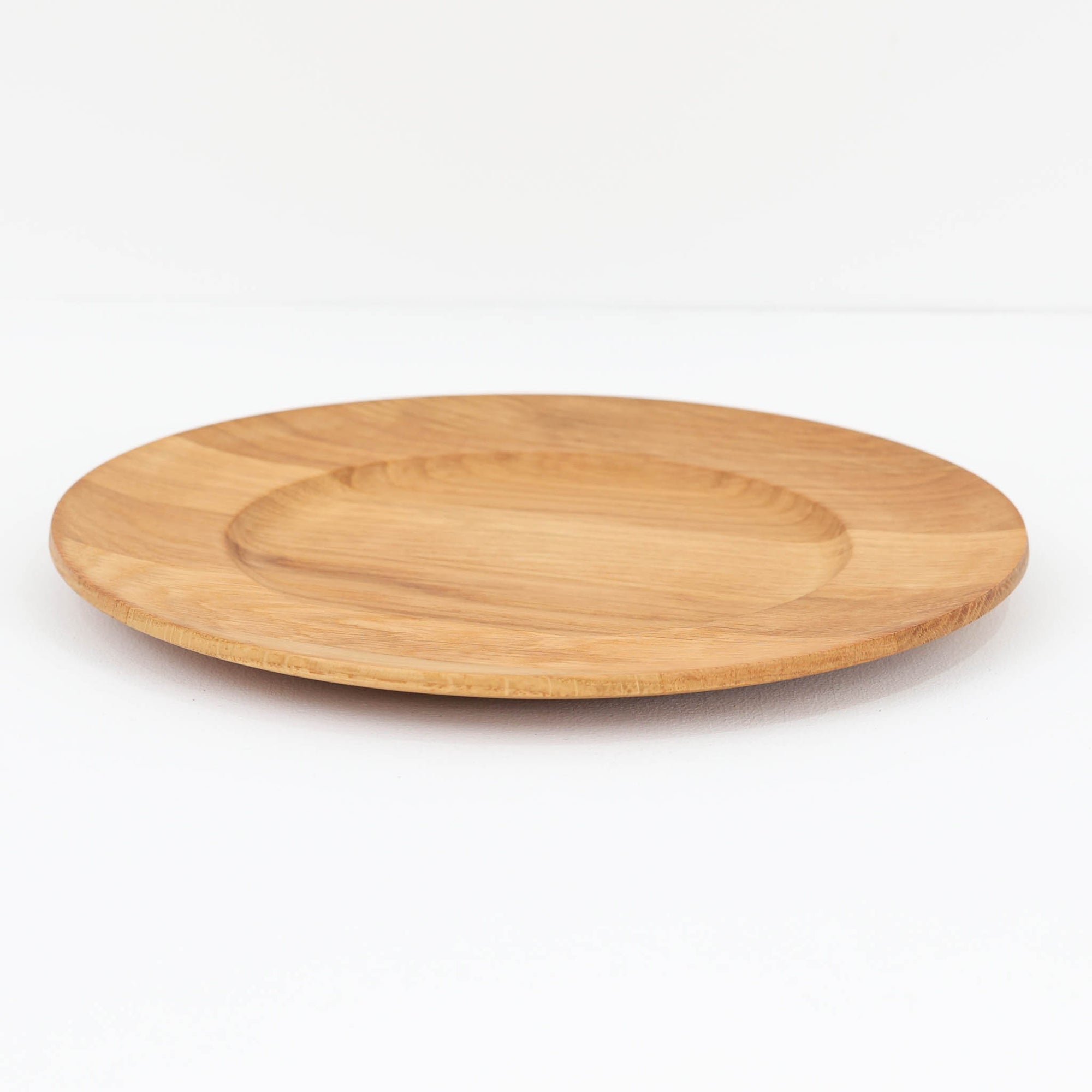 デンマークのDe Danske Mejeriers Maskinfabrik（DDMM）による、オーク材（ナラ材）のディナープレートです。すっきりとしたフォルムと木目の美しさが魅力で、ディスプレイトレイやサービスプレートとしても幅広くお使いいただけます。天然木ならではの温かみがあり、北欧らしい上質な雰囲気を感じられるアイテムです。