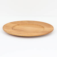 デンマークのDe Danske Mejeriers Maskinfabrik（DDMM）による、オーク材（ナラ材）のディナープレートです。すっきりとしたフォルムと木目の美しさが魅力で、ディスプレイトレイやサービスプレートとしても幅広くお使いいただけます。天然木ならではの温かみがあり、北欧らしい上質な雰囲気を感じられるアイテムです。