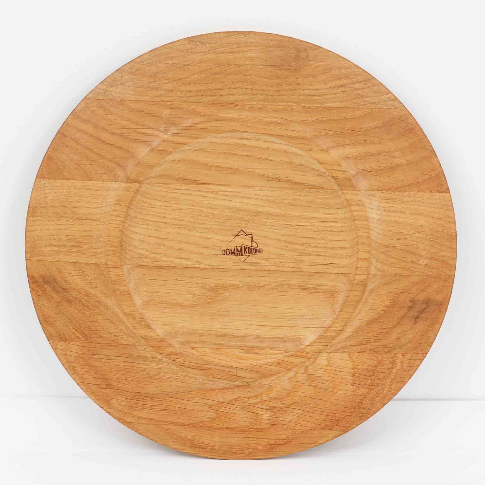 デンマークのDe Danske Mejeriers Maskinfabrik（DDMM）による、オーク材（ナラ材）のディナープレートです。すっきりとしたフォルムと木目の美しさが魅力で、ディスプレイトレイやサービスプレートとしても幅広くお使いいただけます。天然木ならではの温かみがあり、北欧らしい上質な雰囲気を感じられるアイテムです。
