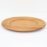 デンマークのDe Danske Mejeriers Maskinfabrik（DDMM）による、オーク材（ナラ材）のディナープレートです。すっきりとしたフォルムと木目の美しさが魅力で、ディスプレイトレイやサービスプレートとしても幅広くお使いいただけます。天然木ならではの温かみがあり、北欧らしい上質な雰囲気を感じられるアイテムです。