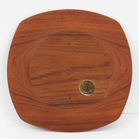 1960年代、デンマーク・モダンの黄金期にポール・クヌーセンが手がけたチーク無垢材のプレートです。「実用工芸」を意味するブランド名の通り、木の質感を活かした滑らかな曲線と、洗練されたミニマルな造形美が魅力。半世紀を経て深く色づいたチーク材は「木の宝石」と称されるほど美しく、食卓に温かな品格を添えます。食器としてはもちろん、インテリアトレイとしても重宝する、一期一会のヴィンテージ名作です。