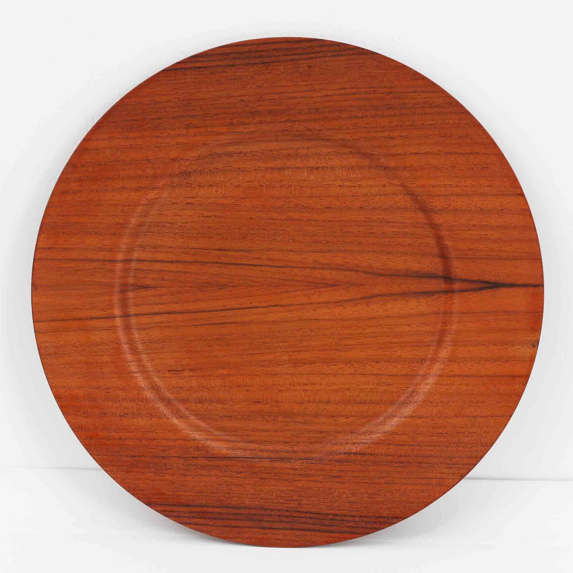 北欧ヴィンテージらしい、あたたかみのある木目が魅力のチーク材プレートです。突板（プライウッド）仕様のため、軽やかで扱いやすく、テーブルの雰囲気を上品にまとめてくれます。メーカー刻印等は見当たらず詳細は不明ですが、形状や素材感から1960年代頃のデンマーク製と思われます。アクセサリートレイや小物置きとしても使いやすい一枚です。