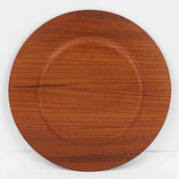 北欧ヴィンテージらしい、あたたかみのある木目が魅力のチーク材プレートです。突板（プライウッド）仕様のため、軽やかで扱いやすく、テーブルの雰囲気を上品にまとめてくれます。メーカー刻印等は見当たらず詳細は不明ですが、形状や素材感から1960年代頃のデンマーク製と思われます。アクセサリートレイや小物置きとしても使いやすい一枚です。