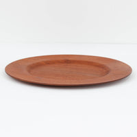 北欧ヴィンテージらしい、あたたかみのある木目が魅力のチーク材プレートです。突板（プライウッド）仕様のため、軽やかで扱いやすく、テーブルの雰囲気を上品にまとめてくれます。メーカー刻印等は見当たらず詳細は不明ですが、形状や素材感から1960年代頃のデンマーク製と思われます。アクセサリートレイや小物置きとしても使いやすい一枚です。