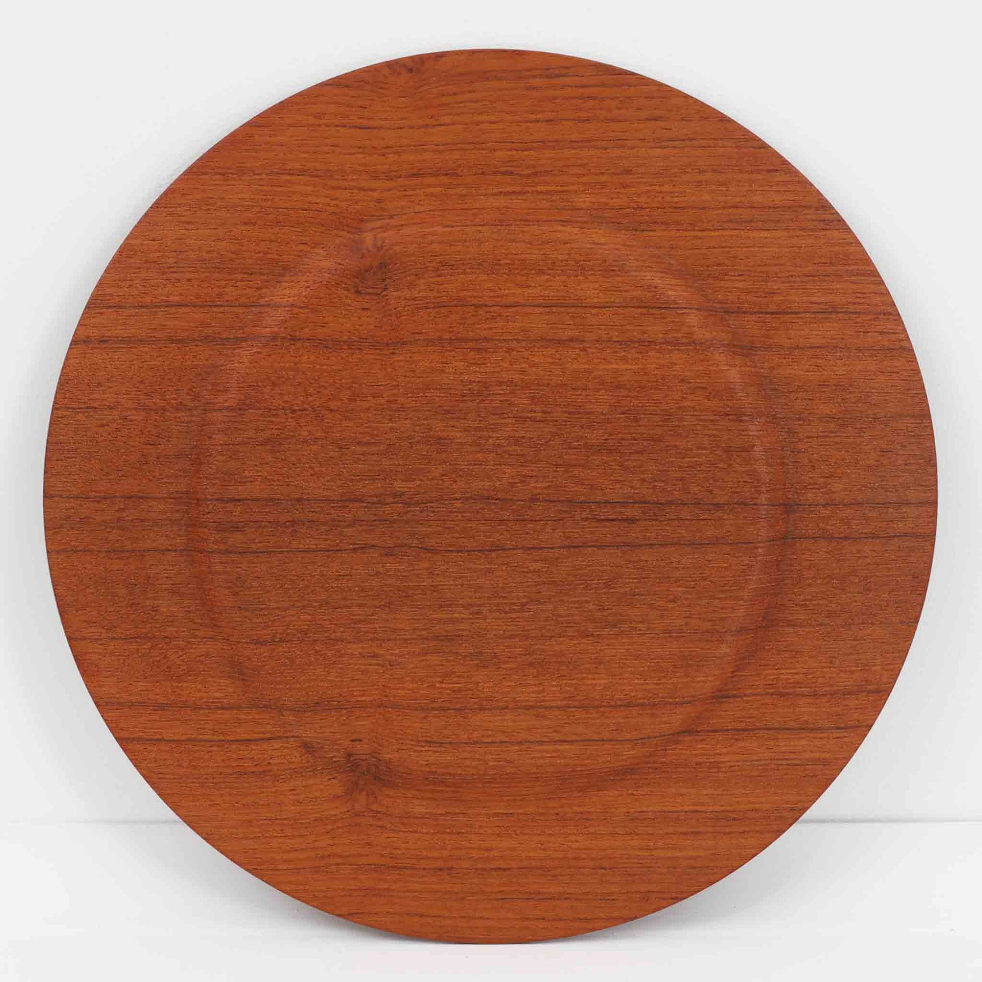 北欧ヴィンテージらしい、あたたかみのある木目が魅力のチーク材プレートです。突板（プライウッド）仕様のため、軽やかで扱いやすく、テーブルの雰囲気を上品にまとめてくれます。メーカー刻印等は見当たらず詳細は不明ですが、形状や素材感から1960年代頃のデンマーク製と思われます。アクセサリートレイや小物置きとしても使いやすい一枚です。