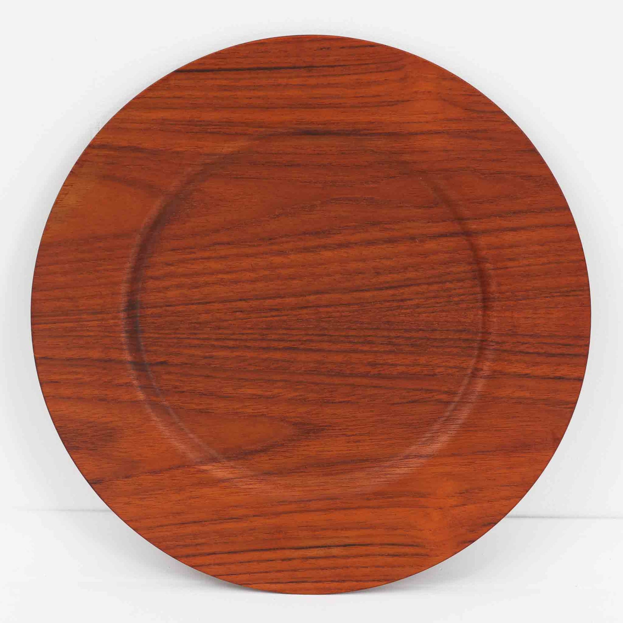 北欧ヴィンテージらしい、あたたかみのある木目が魅力のチーク材プレートです。突板（プライウッド）仕様のため、軽やかで扱いやすく、テーブルの雰囲気を上品にまとめてくれます。メーカー刻印等は見当たらず詳細は不明ですが、形状や素材感から1960年代頃のデンマーク製と思われます。アクセサリートレイや小物置きとしても使いやすい一枚です。