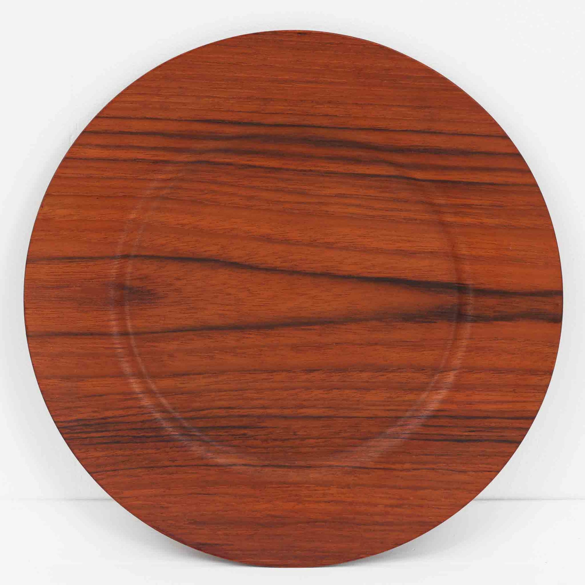 北欧ヴィンテージらしい、あたたかみのある木目が魅力のチーク材プレートです。突板（プライウッド）仕様のため、軽やかで扱いやすく、テーブルの雰囲気を上品にまとめてくれます。メーカー刻印等は見当たらず詳細は不明ですが、形状や素材感から1960年代頃のデンマーク製と思われます。アクセサリートレイや小物置きとしても使いやすい一枚です。