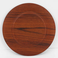 北欧ヴィンテージらしい、あたたかみのある木目が魅力のチーク材プレートです。突板（プライウッド）仕様のため、軽やかで扱いやすく、テーブルの雰囲気を上品にまとめてくれます。メーカー刻印等は見当たらず詳細は不明ですが、形状や素材感から1960年代頃のデンマーク製と思われます。アクセサリートレイや小物置きとしても使いやすい一枚です。