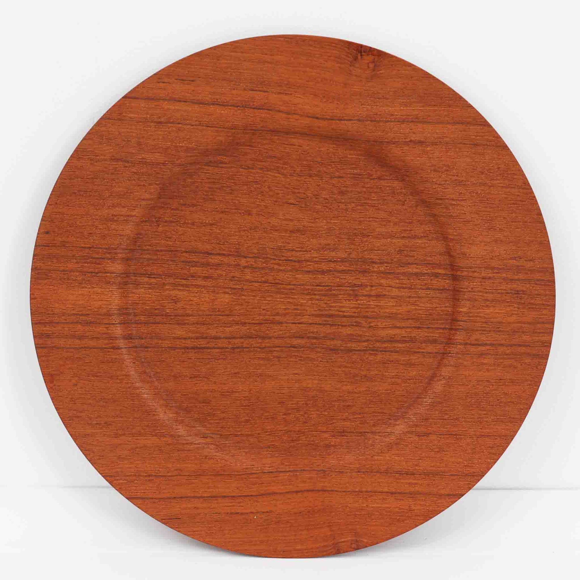 北欧ヴィンテージらしい、あたたかみのある木目が魅力のチーク材プレートです。突板（プライウッド）仕様のため、軽やかで扱いやすく、テーブルの雰囲気を上品にまとめてくれます。メーカー刻印等は見当たらず詳細は不明ですが、形状や素材感から1960年代頃のデンマーク製と思われます。アクセサリートレイや小物置きとしても使いやすい一枚です。