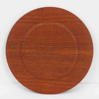 北欧ヴィンテージらしい、あたたかみのある木目が魅力のチーク材プレートです。突板（プライウッド）仕様のため、軽やかで扱いやすく、テーブルの雰囲気を上品にまとめてくれます。メーカー刻印等は見当たらず詳細は不明ですが、形状や素材感から1960年代頃のデンマーク製と思われます。アクセサリートレイや小物置きとしても使いやすい一枚です。