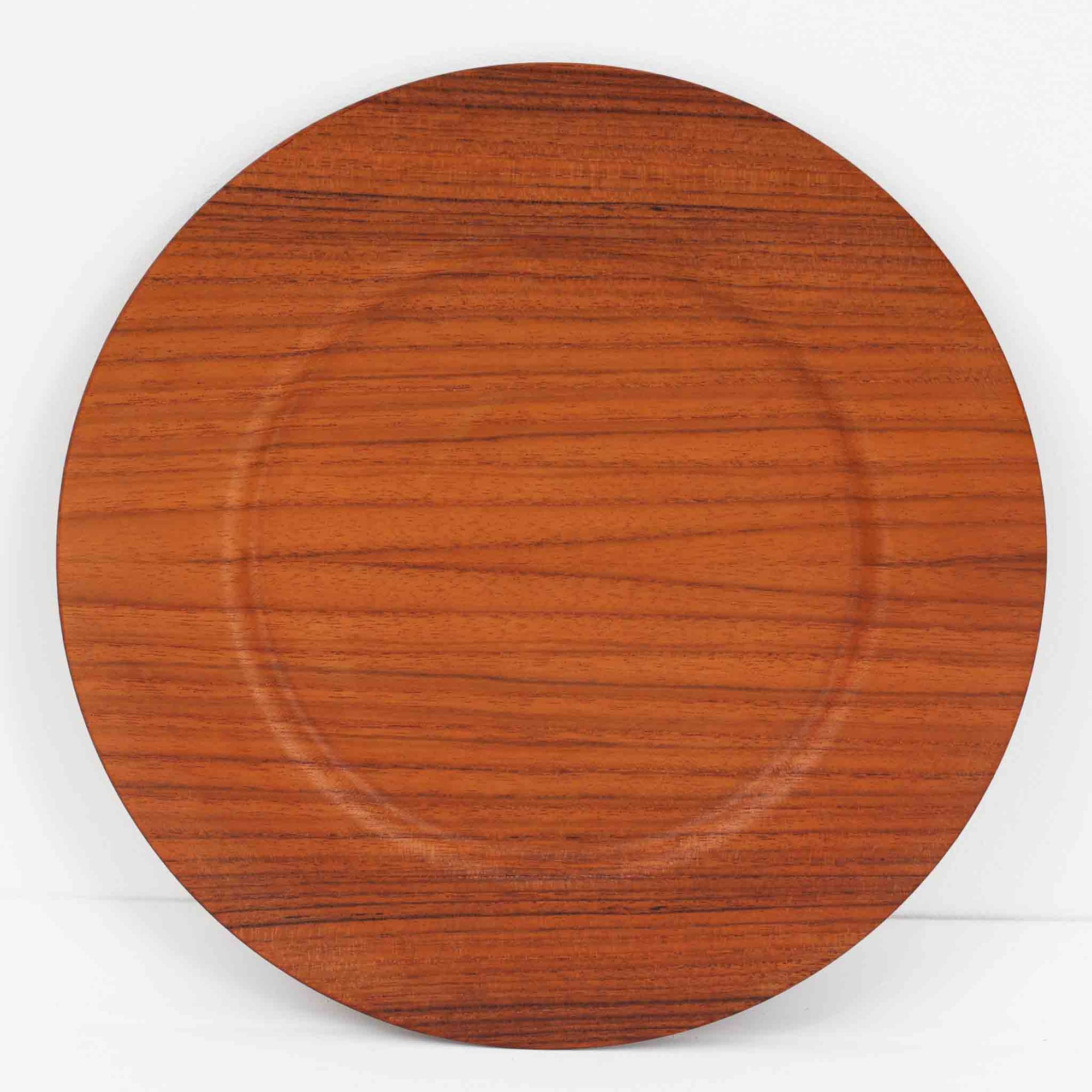 北欧ヴィンテージらしい、あたたかみのある木目が魅力のチーク材プレートです。突板（プライウッド）仕様のため、軽やかで扱いやすく、テーブルの雰囲気を上品にまとめてくれます。メーカー刻印等は見当たらず詳細は不明ですが、形状や素材感から1960年代頃のデンマーク製と思われます。アクセサリートレイや小物置きとしても使いやすい一枚です。