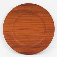 北欧ヴィンテージらしい、あたたかみのある木目が魅力のチーク材プレートです。突板（プライウッド）仕様のため、軽やかで扱いやすく、テーブルの雰囲気を上品にまとめてくれます。メーカー刻印等は見当たらず詳細は不明ですが、形状や素材感から1960年代頃のデンマーク製と思われます。アクセサリートレイや小物置きとしても使いやすい一枚です。