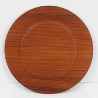 北欧ヴィンテージらしい、あたたかみのある木目が魅力のチーク材プレートです。突板（プライウッド）仕様のため、軽やかで扱いやすく、テーブルの雰囲気を上品にまとめてくれます。メーカー刻印等は見当たらず詳細は不明ですが、形状や素材感から1960年代頃のデンマーク製と思われます。アクセサリートレイや小物置きとしても使いやすい一枚です。