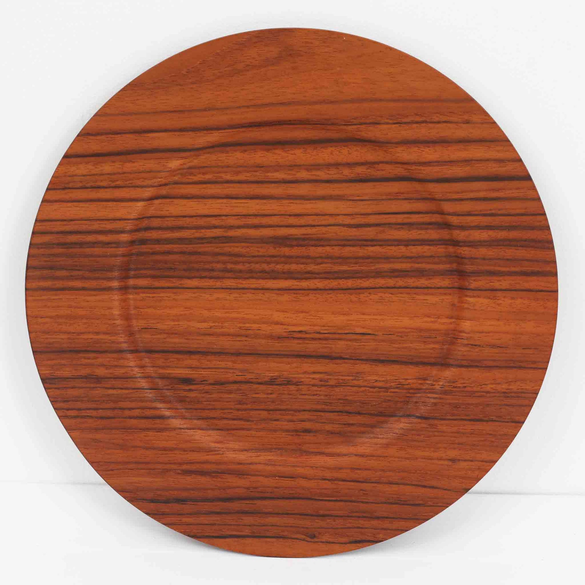 北欧ヴィンテージらしい、あたたかみのある木目が魅力のチーク材プレートです。突板（プライウッド）仕様のため、軽やかで扱いやすく、テーブルの雰囲気を上品にまとめてくれます。メーカー刻印等は見当たらず詳細は不明ですが、形状や素材感から1960年代頃のデンマーク製と思われます。アクセサリートレイや小物置きとしても使いやすい一枚です。