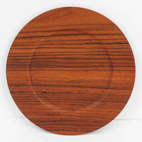 北欧ヴィンテージらしい、あたたかみのある木目が魅力のチーク材プレートです。突板（プライウッド）仕様のため、軽やかで扱いやすく、テーブルの雰囲気を上品にまとめてくれます。メーカー刻印等は見当たらず詳細は不明ですが、形状や素材感から1960年代頃のデンマーク製と思われます。アクセサリートレイや小物置きとしても使いやすい一枚です。