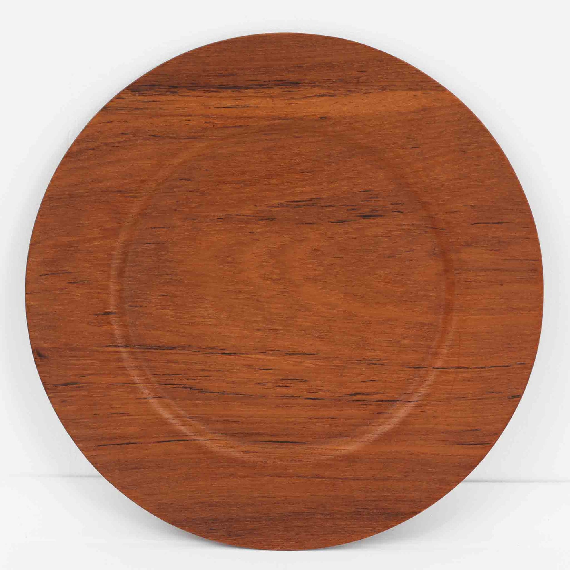 北欧ヴィンテージらしい、あたたかみのある木目が魅力のチーク材プレートです。突板（プライウッド）仕様のため、軽やかで扱いやすく、テーブルの雰囲気を上品にまとめてくれます。メーカー刻印等は見当たらず詳細は不明ですが、形状や素材感から1960年代頃のデンマーク製と思われます。アクセサリートレイや小物置きとしても使いやすい一枚です。