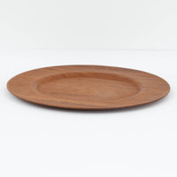 北欧ヴィンテージらしい、あたたかみのある木目が魅力のチーク材プレートです。突板（プライウッド）仕様のため、軽やかで扱いやすく、テーブルの雰囲気を上品にまとめてくれます。メーカー刻印等は見当たらず詳細は不明ですが、形状や素材感から1960年代頃のデンマーク製と思われます。アクセサリートレイや小物置きとしても使いやすい一枚です。