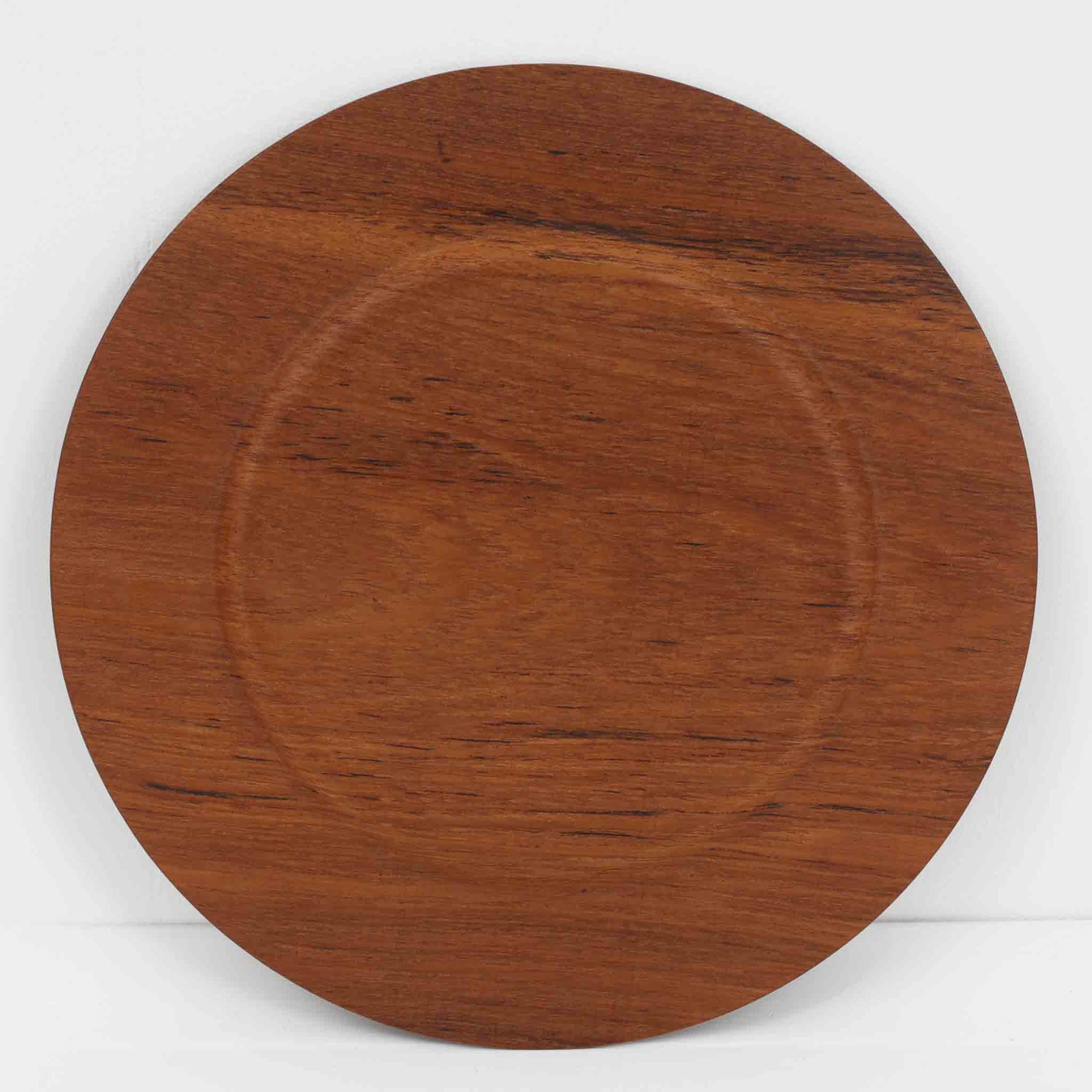 北欧ヴィンテージらしい、あたたかみのある木目が魅力のチーク材プレートです。突板（プライウッド）仕様のため、軽やかで扱いやすく、テーブルの雰囲気を上品にまとめてくれます。メーカー刻印等は見当たらず詳細は不明ですが、形状や素材感から1960年代頃のデンマーク製と思われます。アクセサリートレイや小物置きとしても使いやすい一枚です。