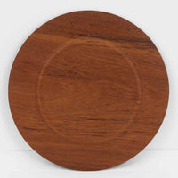 北欧ヴィンテージらしい、あたたかみのある木目が魅力のチーク材プレートです。突板（プライウッド）仕様のため、軽やかで扱いやすく、テーブルの雰囲気を上品にまとめてくれます。メーカー刻印等は見当たらず詳細は不明ですが、形状や素材感から1960年代頃のデンマーク製と思われます。アクセサリートレイや小物置きとしても使いやすい一枚です。