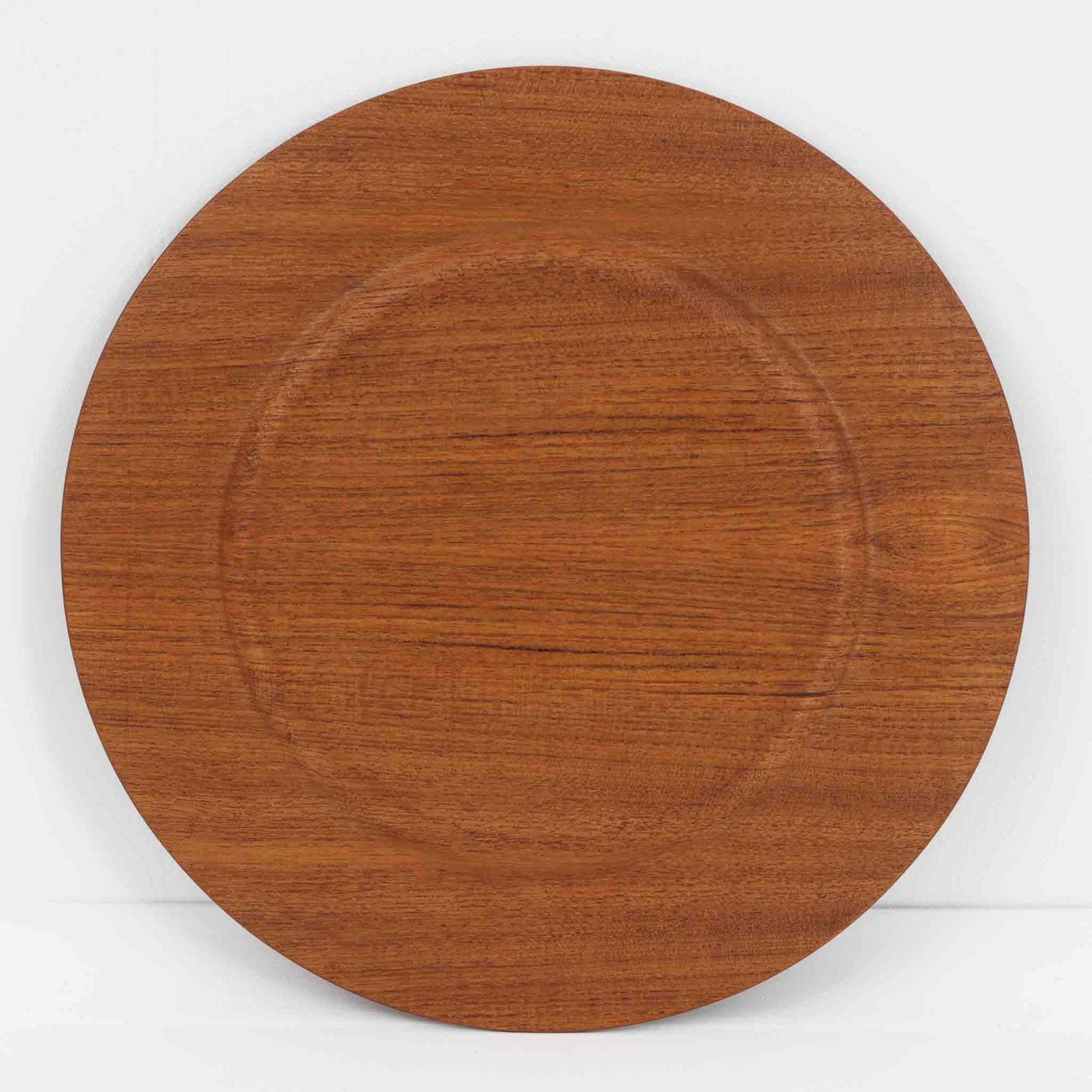 北欧ヴィンテージらしい、あたたかみのある木目が魅力のチーク材プレートです。突板（プライウッド）仕様のため、軽やかで扱いやすく、テーブルの雰囲気を上品にまとめてくれます。メーカー刻印等は見当たらず詳細は不明ですが、形状や素材感から1960年代頃のデンマーク製と思われます。アクセサリートレイや小物置きとしても使いやすい一枚です。
