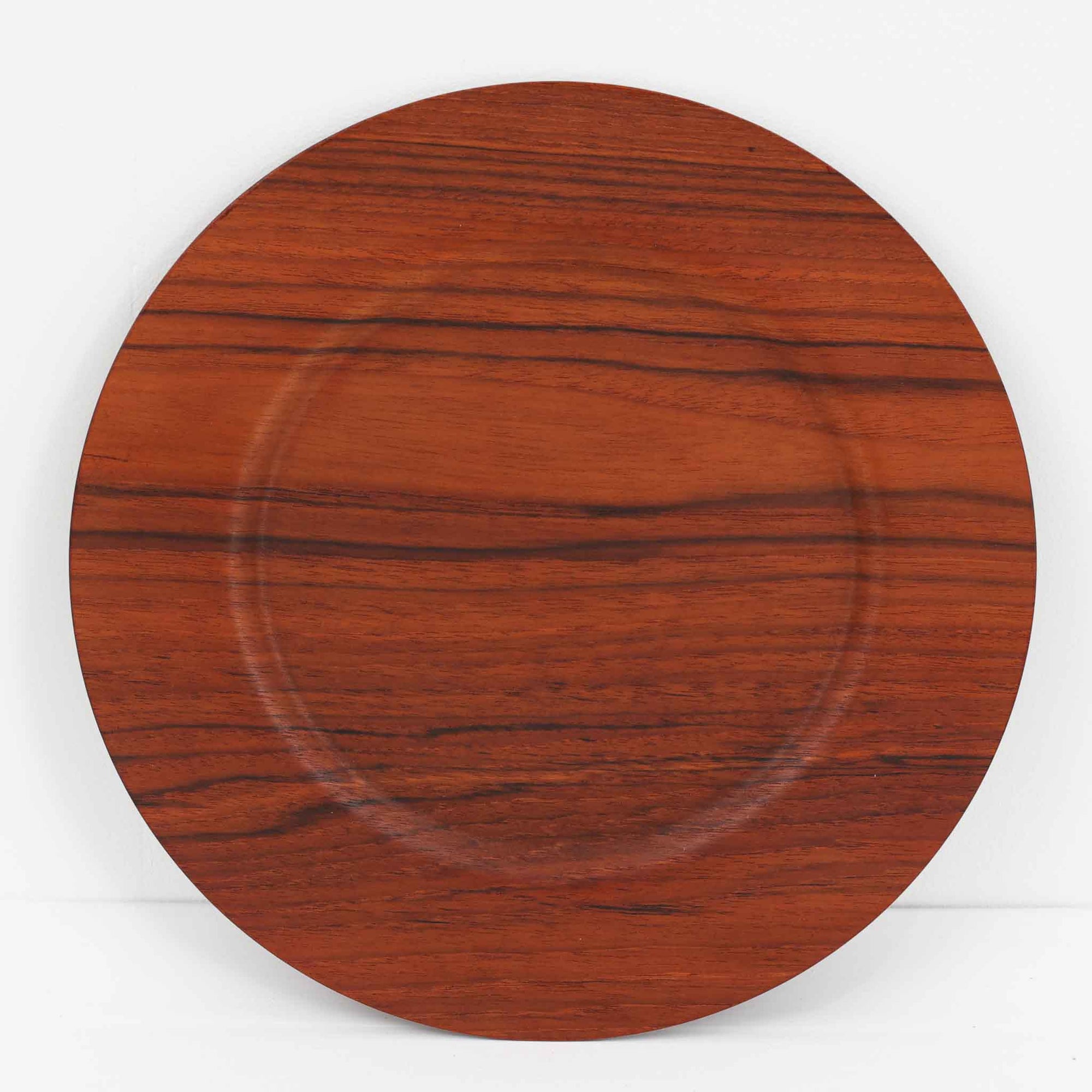 北欧ヴィンテージらしい、あたたかみのある木目が魅力のチーク材プレートです。突板（プライウッド）仕様のため、軽やかで扱いやすく、テーブルの雰囲気を上品にまとめてくれます。メーカー刻印等は見当たらず詳細は不明ですが、形状や素材感から1960年代頃のデンマーク製と思われます。アクセサリートレイや小物置きとしても使いやすい一枚です。