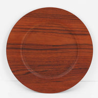 北欧ヴィンテージらしい、あたたかみのある木目が魅力のチーク材プレートです。突板（プライウッド）仕様のため、軽やかで扱いやすく、テーブルの雰囲気を上品にまとめてくれます。メーカー刻印等は見当たらず詳細は不明ですが、形状や素材感から1960年代頃のデンマーク製と思われます。アクセサリートレイや小物置きとしても使いやすい一枚です。