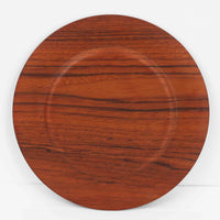 北欧ヴィンテージらしい、あたたかみのある木目が魅力のチーク材プレートです。突板（プライウッド）仕様のため、軽やかで扱いやすく、テーブルの雰囲気を上品にまとめてくれます。メーカー刻印等は見当たらず詳細は不明ですが、形状や素材感から1960年代頃のデンマーク製と思われます。アクセサリートレイや小物置きとしても使いやすい一枚です。