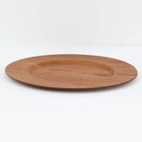 北欧ヴィンテージらしい、あたたかみのある木目が魅力のチーク材プレートです。突板（プライウッド）仕様のため、軽やかで扱いやすく、テーブルの雰囲気を上品にまとめてくれます。メーカー刻印等は見当たらず詳細は不明ですが、形状や素材感から1960年代頃のデンマーク製と思われます。アクセサリートレイや小物置きとしても使いやすい一枚です。