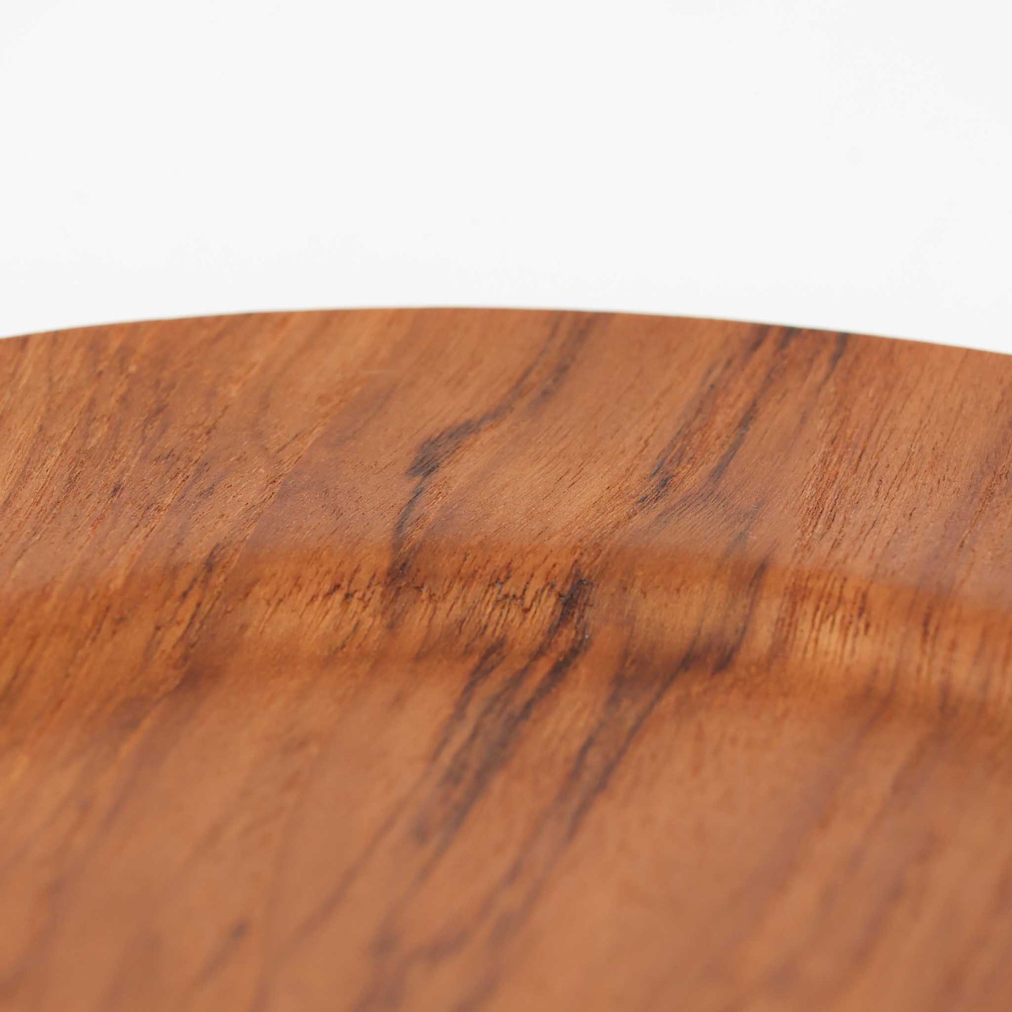 北欧ヴィンテージらしい、あたたかみのある木目が魅力のチーク材プレートです。突板（プライウッド）仕様のため、軽やかで扱いやすく、テーブルの雰囲気を上品にまとめてくれます。メーカー刻印等は見当たらず詳細は不明ですが、形状や素材感から1960年代頃のデンマーク製と思われます。アクセサリートレイや小物置きとしても使いやすい一枚です。