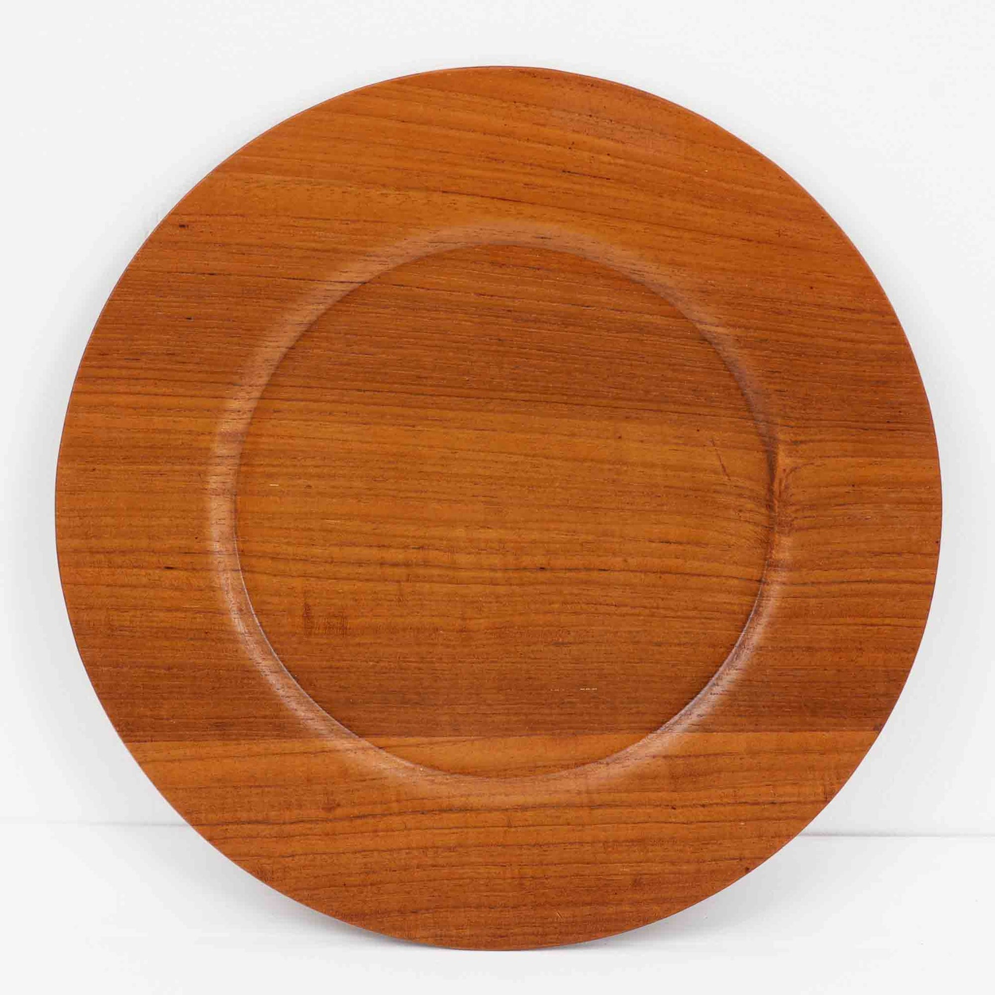 北欧ヴィンテージらしい、あたたかみのある木目が魅力のチーク材プレートです。突板（プライウッド）仕様のため、軽やかで扱いやすく、テーブルの雰囲気を上品にまとめてくれます。メーカー刻印等は見当たらず詳細は不明ですが、形状や素材感から1960年代頃のデンマーク製と思われます。アクセサリートレイや小物置きとしても使いやすい一枚です。