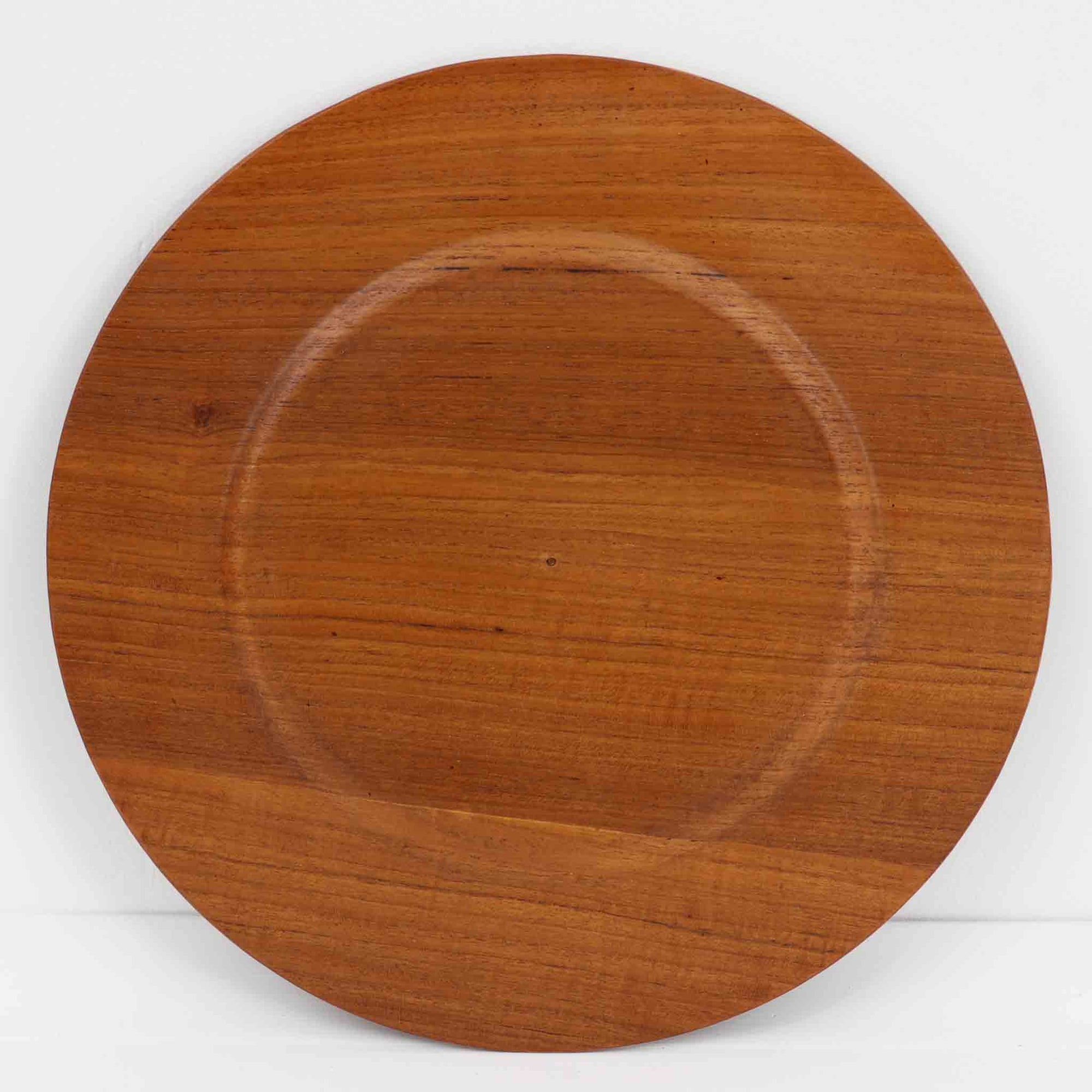 北欧ヴィンテージらしい、あたたかみのある木目が魅力のチーク材プレートです。突板（プライウッド）仕様のため、軽やかで扱いやすく、テーブルの雰囲気を上品にまとめてくれます。メーカー刻印等は見当たらず詳細は不明ですが、形状や素材感から1960年代頃のデンマーク製と思われます。アクセサリートレイや小物置きとしても使いやすい一枚です。