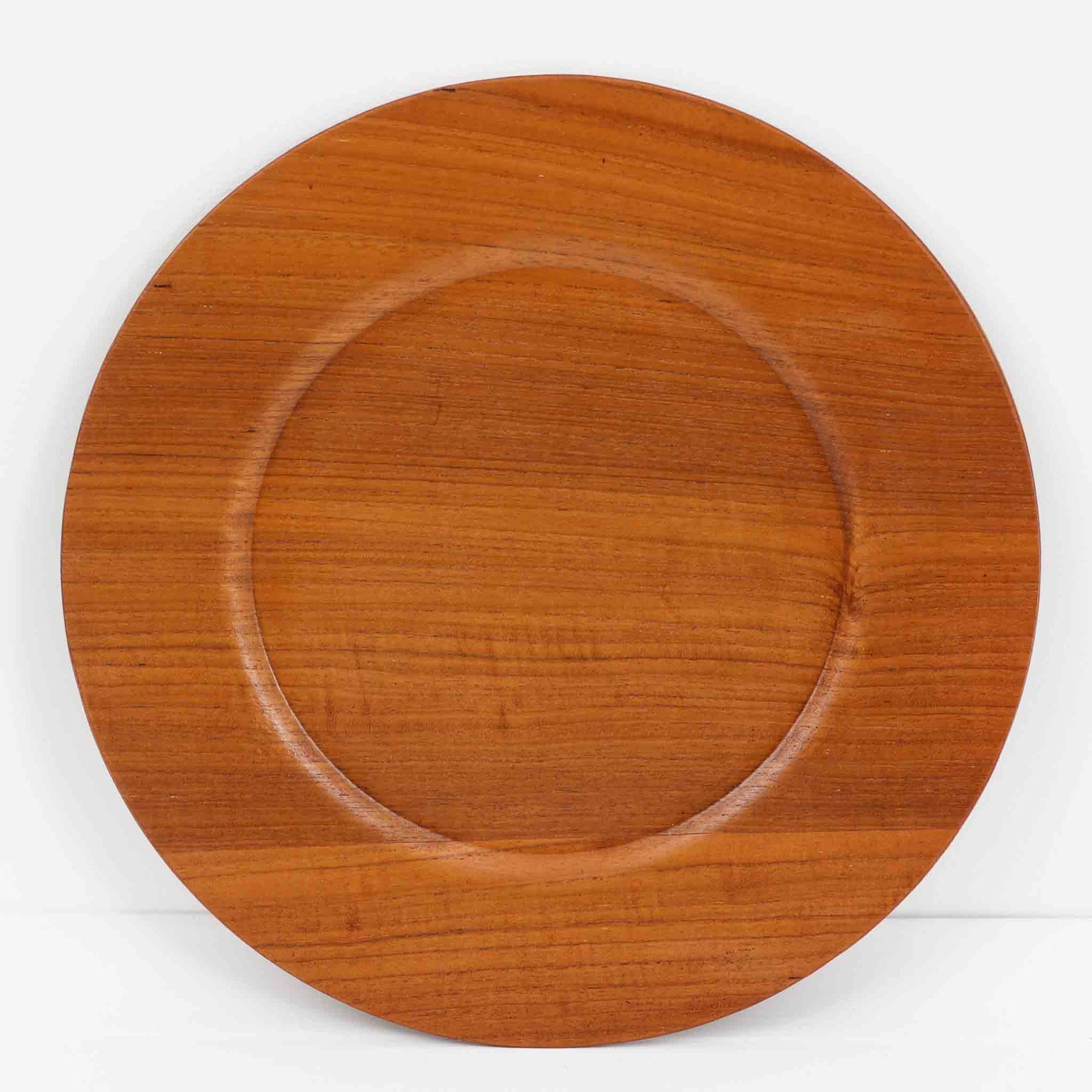 北欧ヴィンテージらしい、あたたかみのある木目が魅力のチーク材プレートです。突板（プライウッド）仕様のため、軽やかで扱いやすく、テーブルの雰囲気を上品にまとめてくれます。メーカー刻印等は見当たらず詳細は不明ですが、形状や素材感から1960年代頃のデンマーク製と思われます。アクセサリートレイや小物置きとしても使いやすい一枚です。