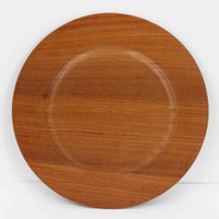 北欧ヴィンテージらしい、あたたかみのある木目が魅力のチーク材プレートです。突板（プライウッド）仕様のため、軽やかで扱いやすく、テーブルの雰囲気を上品にまとめてくれます。メーカー刻印等は見当たらず詳細は不明ですが、形状や素材感から1960年代頃のデンマーク製と思われます。アクセサリートレイや小物置きとしても使いやすい一枚です。