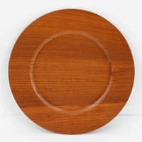 北欧ヴィンテージらしい、あたたかみのある木目が魅力のチーク材プレートです。突板（プライウッド）仕様のため、軽やかで扱いやすく、テーブルの雰囲気を上品にまとめてくれます。メーカー刻印等は見当たらず詳細は不明ですが、形状や素材感から1960年代頃のデンマーク製と思われます。アクセサリートレイや小物置きとしても使いやすい一枚です。