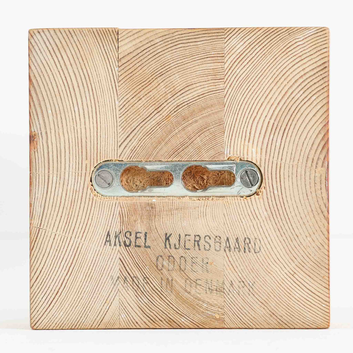 デンマークのAksel Kjersgaard（アクセル・キアスゴー）によるヴィンテージのウォールフックです。パイン材の美しい木目を活かしたシンプルなデザインで、スクエア型のベースから円形のフックが張り出した、彫刻的なフォルムが特徴です。背面には壁面へ固定するための金具が備えられており、コートや帽子、バッグなどを掛けるフックとしてお使いいただけます。無垢材ならではの温かみと、北欧デザインらしい無駄のない造形を楽しめる一品で、玄関や廊下、寝室などのアクセントとしてもおすすめです。