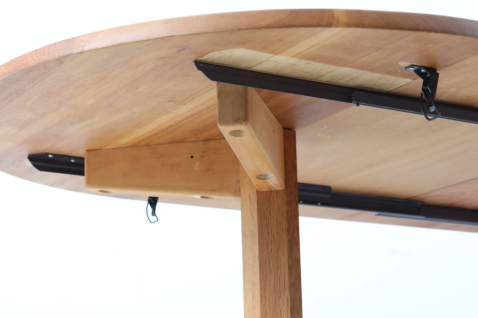 北欧より買い付けました。デザイナー、工房共に分かりかねますが、造りの良い作品です。本体には良質なオーク無垢材が使用されています。エクステンション式で来客時に重宝します。拡張板はオーク突板材のため、拡張時に少しの色味差を感じますが綺麗な状態です。