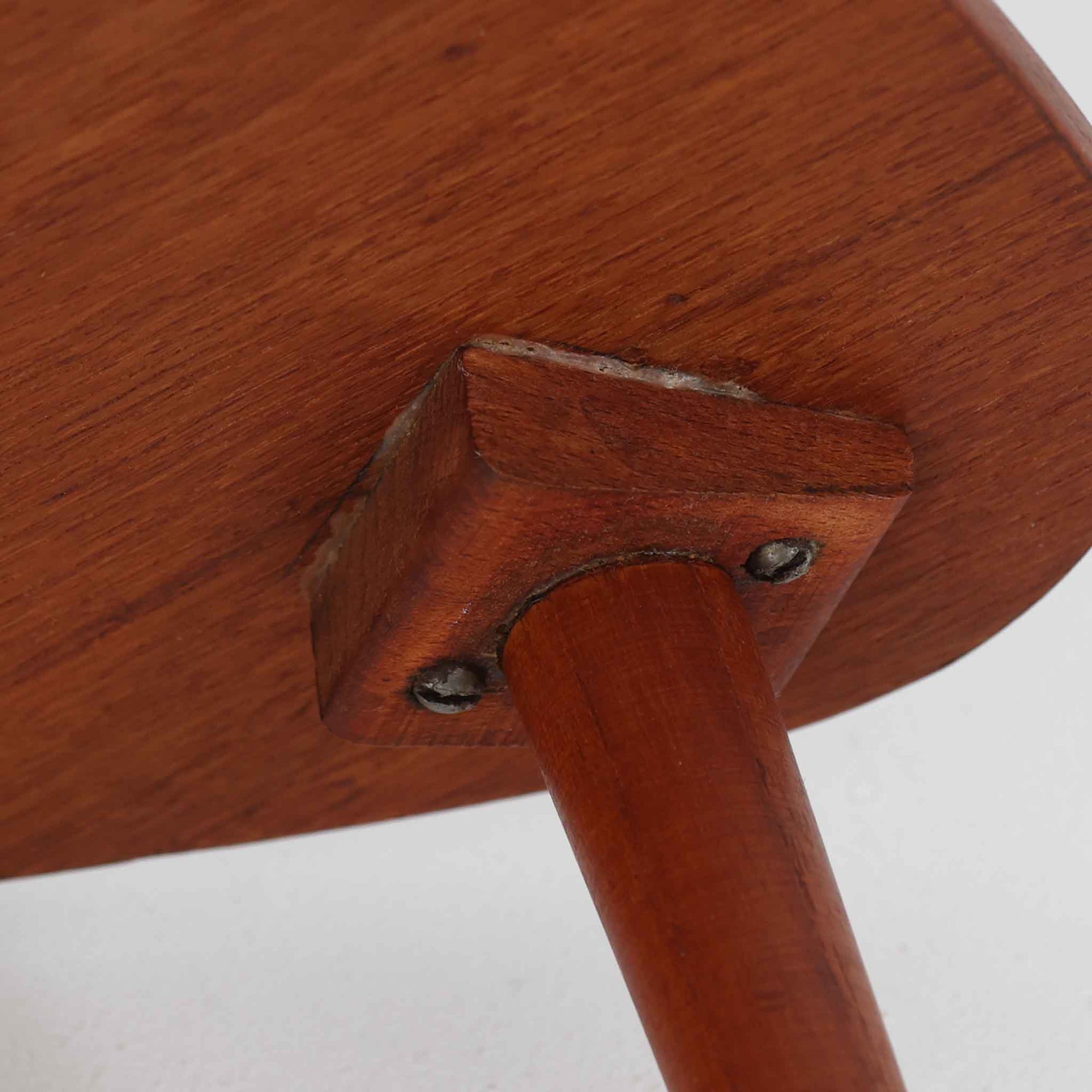 サイドテーブル 3本脚 チーク 幅39cm デンマーク製 北欧ビンテージ家具/DK19171