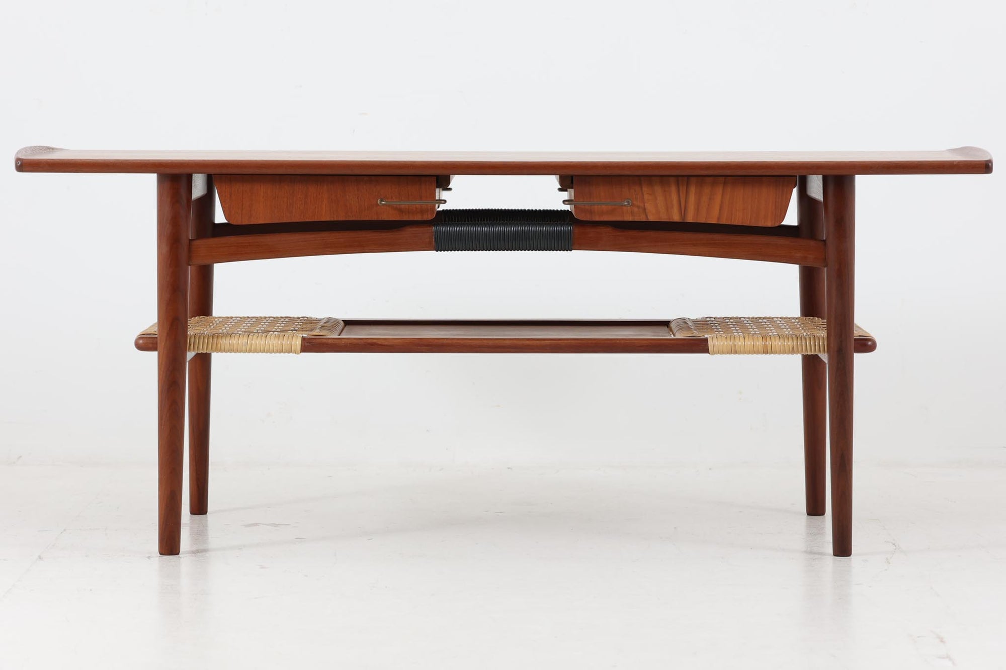 デンマークより買い付けたセンターテーブルです。マガジンスペースにラタンを巻き、引き出しのつまみを真鍮にするなど手の込んだ作りとなっております。引き出しが4杯もあり使い勝手も良さそうです。