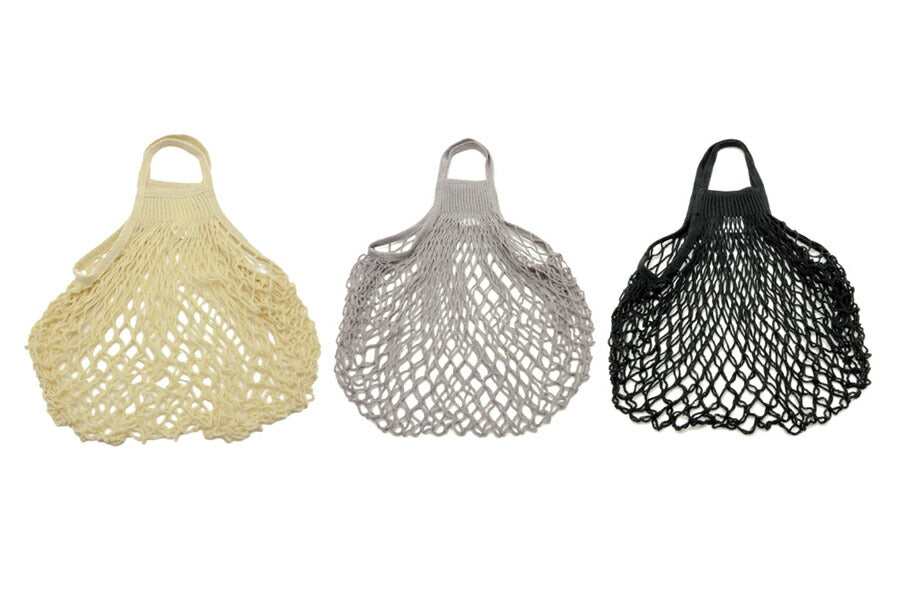 FILT社は1860年に農家の人たちによってフランス北西部に設立され、現在はヨットや車向け、医療用、スポーツ用品など、ネットやロープに特化した商品を主に業務用として多岐に渡って生産しています。ネットバッグは小さく折りたためることもあり、特にヨーロッパではマルシェ（市場）などに出かけるときに持っていくのが定番です。