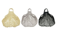 FILT社は1860年に農家の人たちによってフランス北西部に設立され、現在はヨットや車向け、医療用、スポーツ用品など、ネットやロープに特化した商品を主に業務用として多岐に渡って生産しています。ネットバッグは小さく折りたためることもあり、特にヨーロッパではマルシェ（市場）などに出かけるときに持っていくのが定番です。