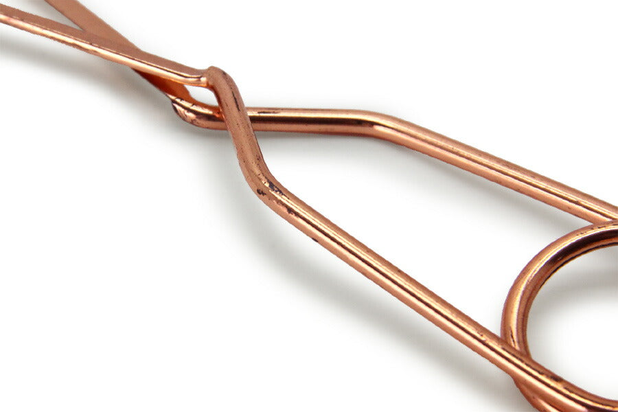 NOMESSは2007年にスザンヌポッツにより設立された、デンマークのブランドです。スタイリッシュで洗練されたセンスの良いアイテムは、持っているだけで毎日が楽しくなりそうです。こちらのはさみは、オランダ人デザイナーによってデザインされました。製品の背後にある考え方は、伝統的な技法を用いて、職人の手によって作成するという事です。はさみ使用後に元の形に再形成するように、バネ鋼で設計され、右手の使用に適しています。