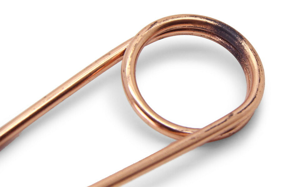 NOMESSは2007年にスザンヌポッツにより設立された、デンマークのブランドです。スタイリッシュで洗練されたセンスの良いアイテムは、持っているだけで毎日が楽しくなりそうです。こちらのはさみは、オランダ人デザイナーによってデザインされました。製品の背後にある考え方は、伝統的な技法を用いて、職人の手によって作成するという事です。はさみ使用後に元の形に再形成するように、バネ鋼で設計され、右手の使用に適しています。