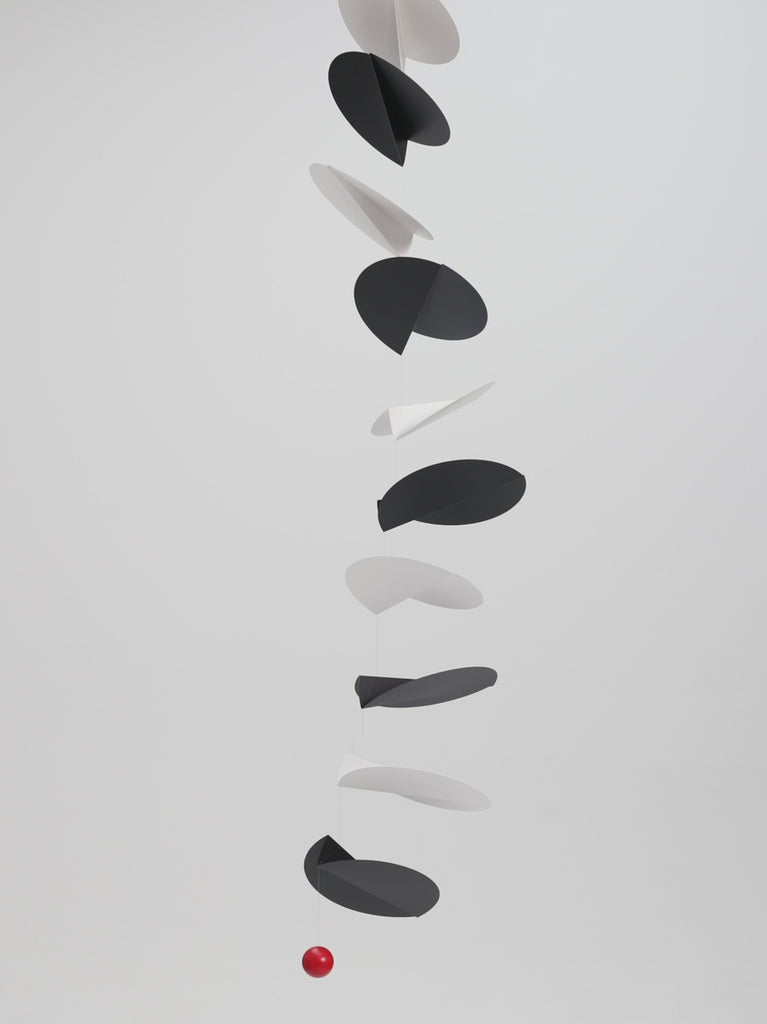 Flensted Hanging Art（フレンステッド・ハンギングアート）は、1954年にデンマークで誕生した北欧モビールの老舗ブランドです。創業者クリスチャン・フレンステッドと妻グレーテが自宅で最初のモビールを作ったことから始まり、現在も家族経営のもと、すべて手作業で丁寧に製作されています。風や空気の流れで繊細に揺れるモビールは、リビングや寝室、子供部屋、玄関、オフィスなど、さまざまな空間に静けさと調和をもたらします。北欧インテリアやモダンアートと調和するシンプルで洗練されたデザインは、出産祝いや引越し祝い、誕生日などのギフトにも最適。2024年にはブランド名を「Flensted mobiles」から「Flensted Hanging Art」へ刷新し、アート性とハンドメイドの温もりをそのままに、より現代的な世界観を発信しています。癒しの空間演出を求める方におすすめのインテリアアートです。
