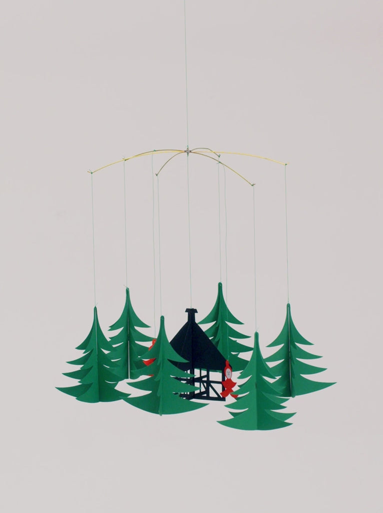 Flensted Hanging Art（フレンステッド・ハンギングアート）は、1954年にデンマークで誕生した北欧モビールの老舗ブランドです。創業者クリスチャン・フレンステッドと妻グレーテが自宅で最初のモビールを作ったことから始まり、現在も家族経営のもと、すべて手作業で丁寧に製作されています。風や空気の流れで繊細に揺れるモビールは、リビングや寝室、子供部屋、玄関、オフィスなど、さまざまな空間に静けさと調和をもたらします。北欧インテリアやモダンアートと調和するシンプルで洗練されたデザインは、出産祝いや引越し祝い、誕生日などのギフトにも最適。2024年にはブランド名を「Flensted mobiles」から「Flensted Hanging Art」へ刷新し、アート性とハンドメイドの温もりをそのままに、より現代的な世界観を発信しています。癒しの空間演出を求める方におすすめのインテリアアートです。