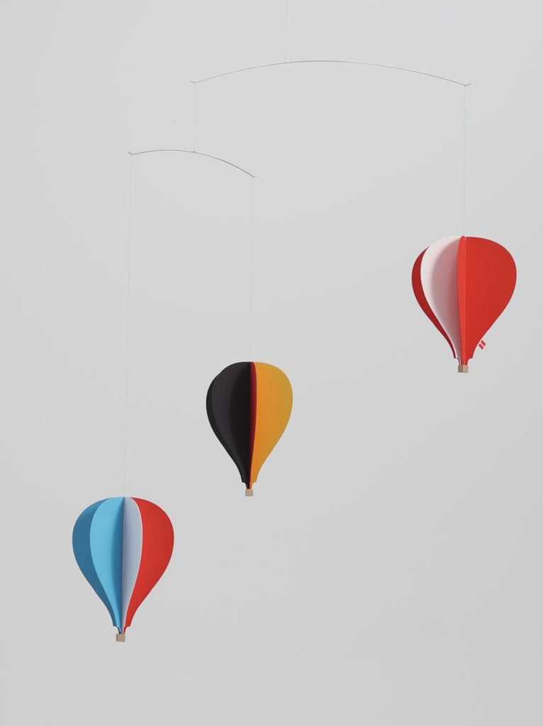Flensted Hanging Art（フレンステッド・ハンギングアート）は、1954年にデンマークで誕生した北欧モビールの老舗ブランドです。創業者クリスチャン・フレンステッドと妻グレーテが自宅で最初のモビールを作ったことから始まり、現在も家族経営のもと、すべて手作業で丁寧に製作されています。風や空気の流れで繊細に揺れるモビールは、リビングや寝室、子供部屋、玄関、オフィスなど、さまざまな空間に静けさと調和をもたらします。北欧インテリアやモダンアートと調和するシンプルで洗練されたデザインは、出産祝いや引越し祝い、誕生日などのギフトにも最適。2024年にはブランド名を「Flensted mobiles」から「Flensted Hanging Art」へ刷新し、アート性とハンドメイドの温もりをそのままに、より現代的な世界観を発信しています。癒しの空間演出を求める方におすすめのインテリアアートです。
