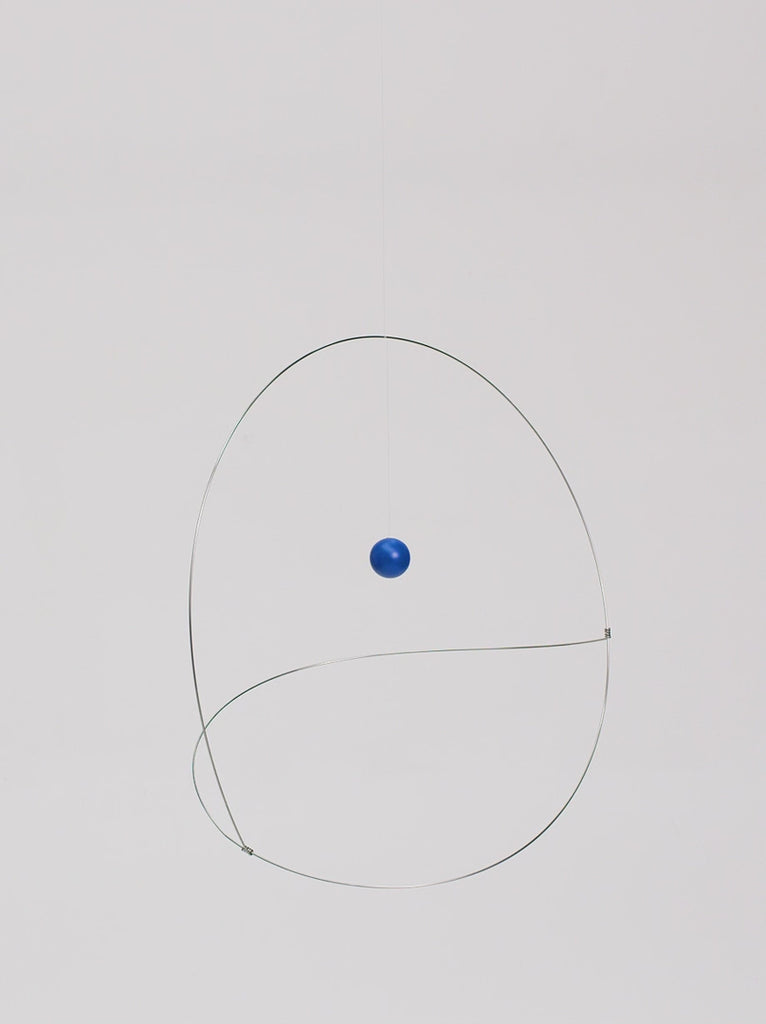 Flensted Hanging Art（フレンステッド・ハンギングアート）は、1954年にデンマークで誕生した北欧モビールの老舗ブランドです。創業者クリスチャン・フレンステッドと妻グレーテが自宅で最初のモビールを作ったことから始まり、現在も家族経営のもと、すべて手作業で丁寧に製作されています。風や空気の流れで繊細に揺れるモビールは、リビングや寝室、子供部屋、玄関、オフィスなど、さまざまな空間に静けさと調和をもたらします。北欧インテリアやモダンアートと調和するシンプルで洗練されたデザインは、出産祝いや引越し祝い、誕生日などのギフトにも最適。2024年にはブランド名を「Flensted mobiles」から「Flensted Hanging Art」へ刷新し、アート性とハンドメイドの温もりをそのままに、より現代的な世界観を発信しています。癒しの空間演出を求める方におすすめのインテリアアートです。