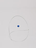 Flensted Hanging Art（フレンステッド・ハンギングアート）は、1954年にデンマークで誕生した北欧モビールの老舗ブランドです。創業者クリスチャン・フレンステッドと妻グレーテが自宅で最初のモビールを作ったことから始まり、現在も家族経営のもと、すべて手作業で丁寧に製作されています。風や空気の流れで繊細に揺れるモビールは、リビングや寝室、子供部屋、玄関、オフィスなど、さまざまな空間に静けさと調和をもたらします。北欧インテリアやモダンアートと調和するシンプルで洗練されたデザインは、出産祝いや引越し祝い、誕生日などのギフトにも最適。2024年にはブランド名を「Flensted mobiles」から「Flensted Hanging Art」へ刷新し、アート性とハンドメイドの温もりをそのままに、より現代的な世界観を発信しています。癒しの空間演出を求める方におすすめのインテリアアートです。