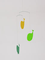 Flensted Hanging Art（フレンステッド・ハンギングアート）は、1954年にデンマークで誕生した北欧モビールの老舗ブランドです。創業者クリスチャン・フレンステッドと妻グレーテが自宅で最初のモビールを作ったことから始まり、現在も家族経営のもと、すべて手作業で丁寧に製作されています。風や空気の流れで繊細に揺れるモビールは、リビングや寝室、子供部屋、玄関、オフィスなど、さまざまな空間に静けさと調和をもたらします。北欧インテリアやモダンアートと調和するシンプルで洗練されたデザインは、出産祝いや引越し祝い、誕生日などのギフトにも最適。2024年にはブランド名を「Flensted mobiles」から「Flensted Hanging Art」へ刷新し、アート性とハンドメイドの温もりをそのままに、より現代的な世界観を発信しています。癒しの空間演出を求める方におすすめのインテリアアートです。
